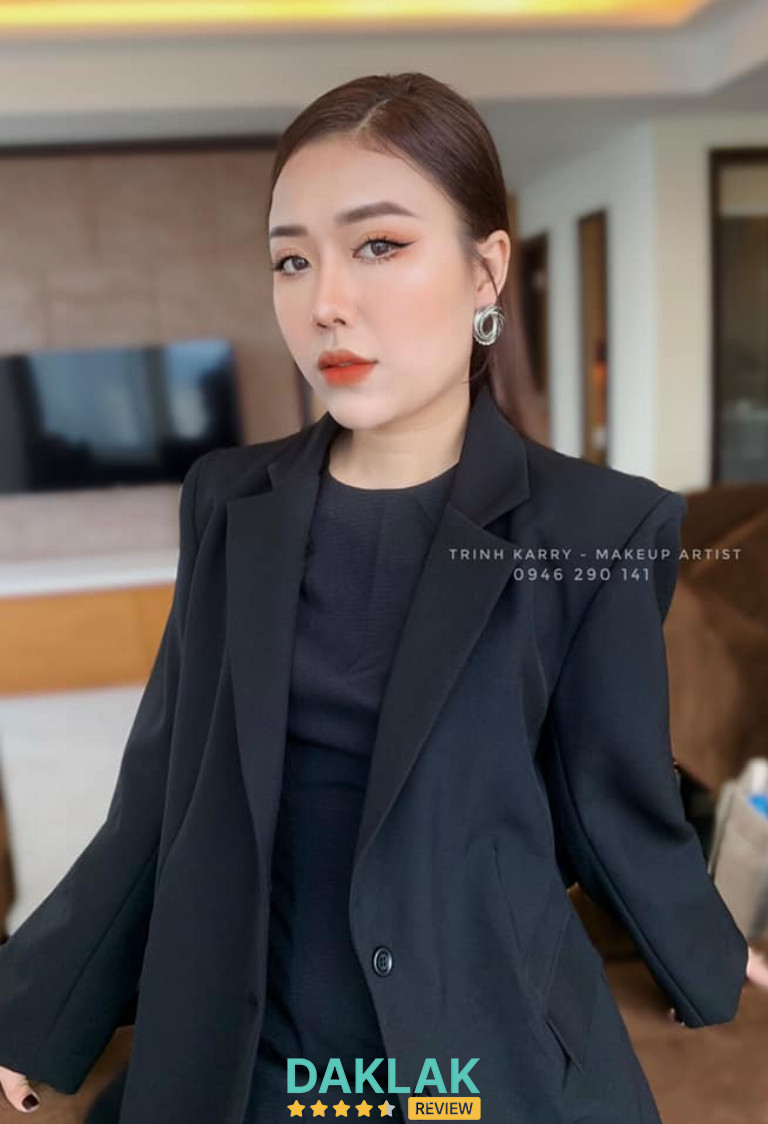 Studio mạnh về makeup sắc nét, sang và giữ tone tự nhiên, giúp cô dâu lên hình đẹp ở mọi bối cảnh.