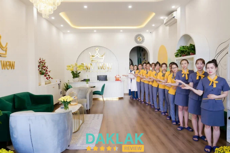 Không gian tiếp đón hiện đại tại Phòng khám Thẩm mỹ WOW Buôn Ma Thuột, đội ngũ nhân viên đồng phục chỉnh chu sẵn sàng hỗ trợ khách hàng.