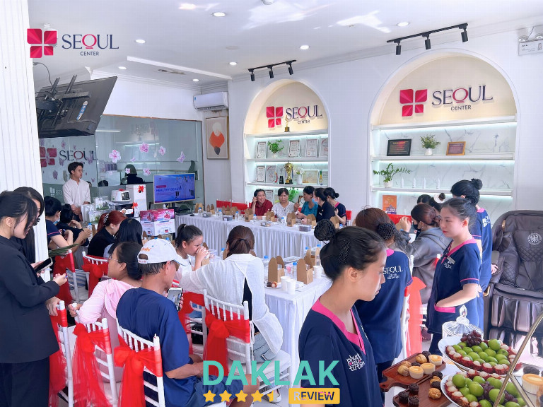 Không khí tư vấn và chăm sóc khách hàng tại Seoul Center Buôn Ma Thuột, đông đảo khách đến trải nghiệm dịch vụ làm đẹp.