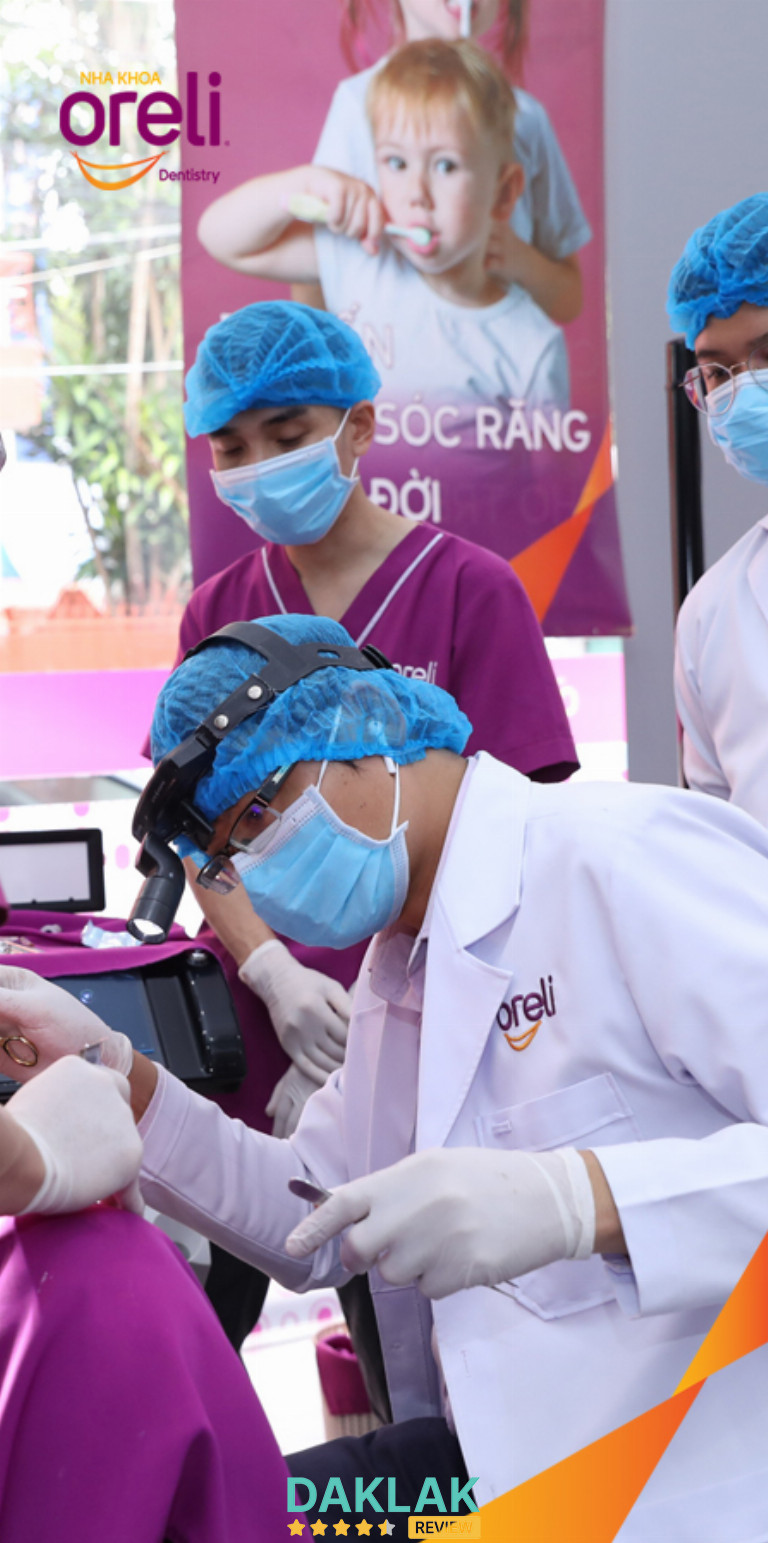 Bác sĩ đang điều trị răng cho khách tại Nha Khoa Oreli, Buôn Ma Thuột