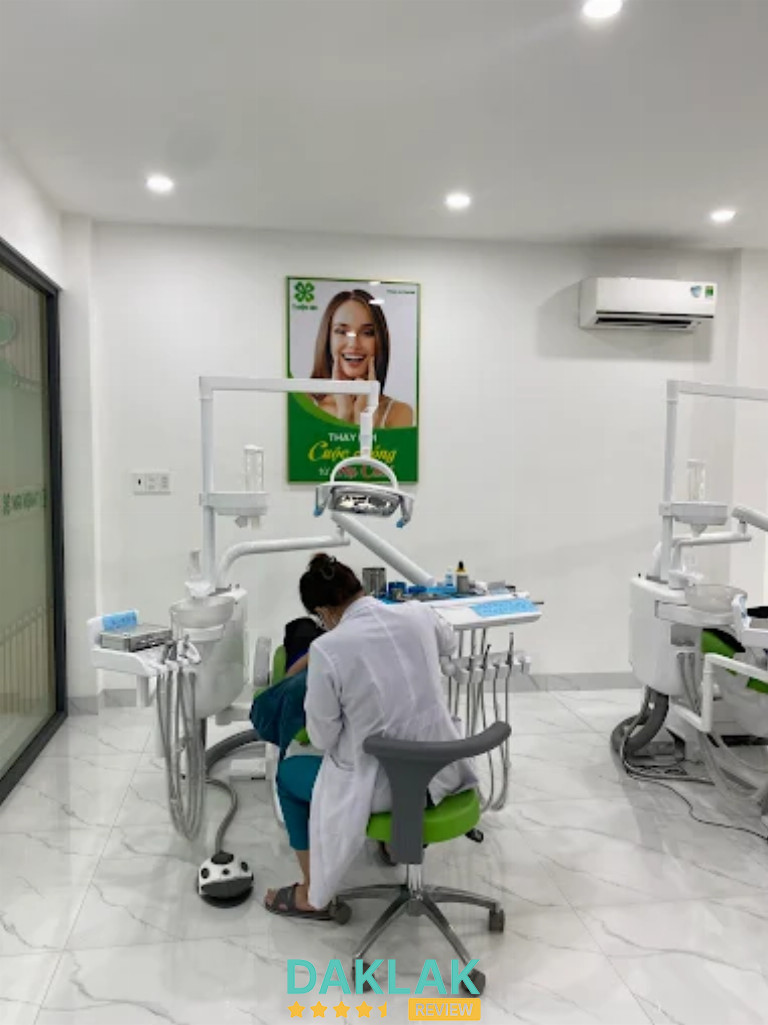 “Bác sĩ đang điều trị răng cho khách tại Nha Khoa Thiện An, Buôn Ma Thuột”