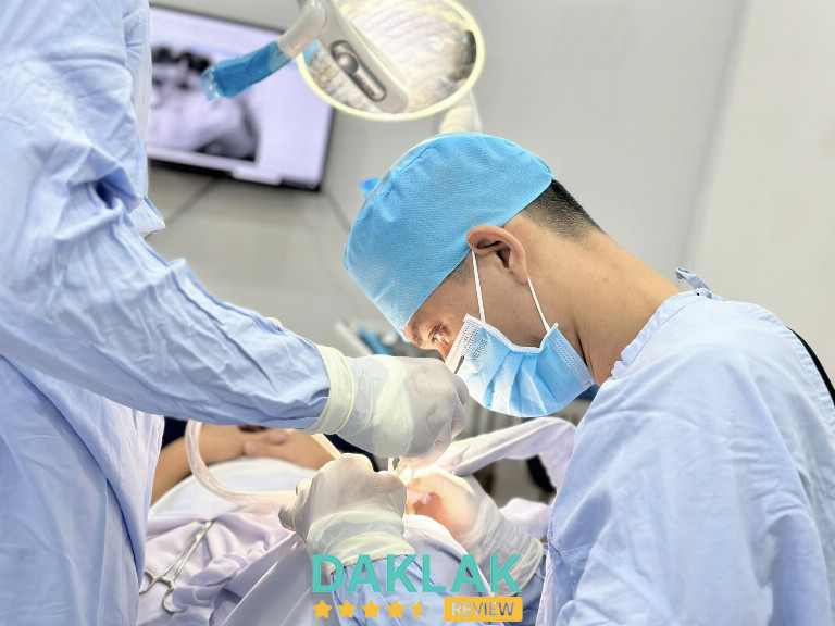 “Bác sĩ đang điều trị răng cho khách tại Nha Khoa Phúc Nguyên, Buôn Ma Thuột”