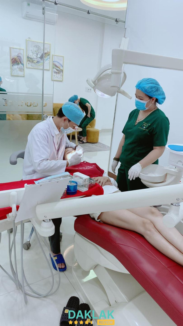 “Bác sĩ đang điều trị răng cho khách tại Nha Khoa Quốc Tế Á Đông, Buôn Ma Thuột”