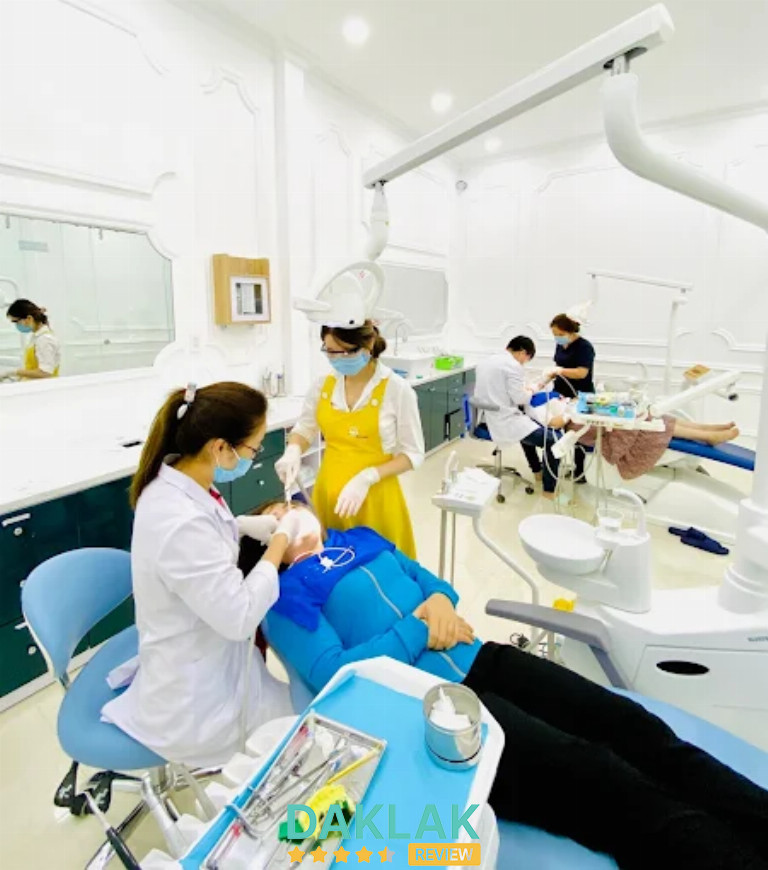 “Bác sĩ đang điều trị răng cho khách tại Nha Khoa Sky Dentist, Buôn Ma Thuột”