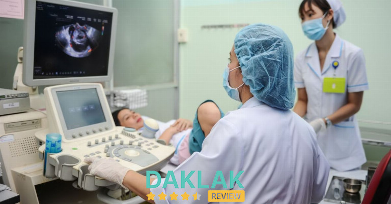 bác sĩ Nguyễn Thị Sáu khám phụ khoa cho bệnh nhân ở Buôn Ma Thuột