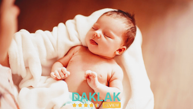 bác sĩ Lê Thị Ánh Nguyệt khám phụ khoa cho bệnh nhân ở Buôn Ma Thuột