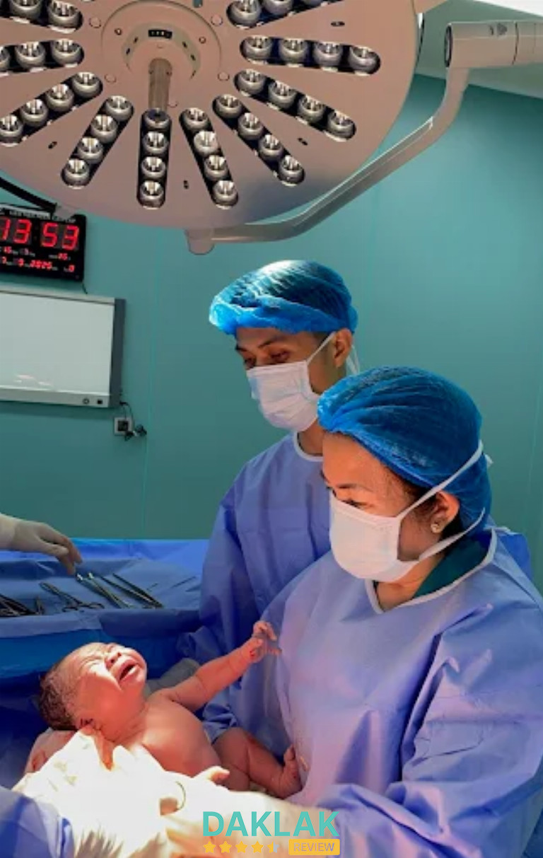 Bác sĩ Minh Phượng khám sản phụ khoa cho bệnh nhân tại Buôn Ma Thuột