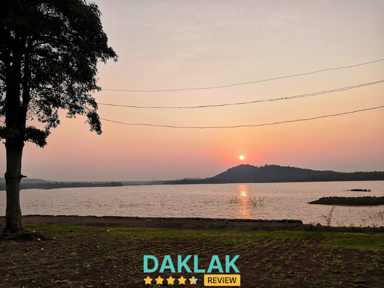 Khi hoàng hôn đến – gió lùa qua mặt hồ