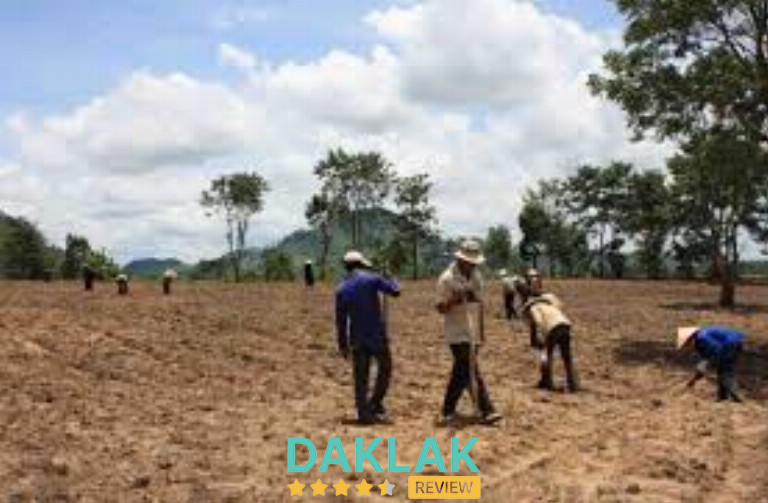 Người dân Ea Rốk trong buổi trưa nắng