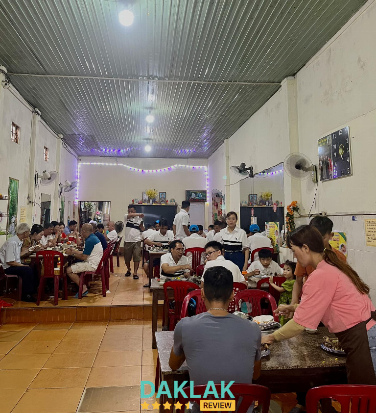 Cơm Gà Thảo Nguyên 52 Ea Kar – quán cơm gà đông khách, không gian rộng, phục vụ nhanh.