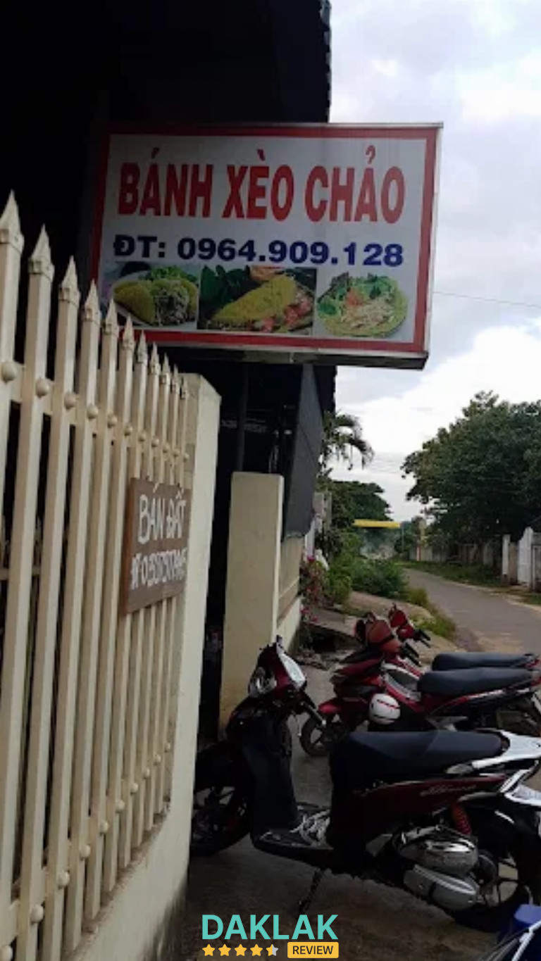 “Mặt tiền quán Bánh Xèo Chảo Ea Kar, biển hiệu lớn, khu vực gửi xe trước quán.”