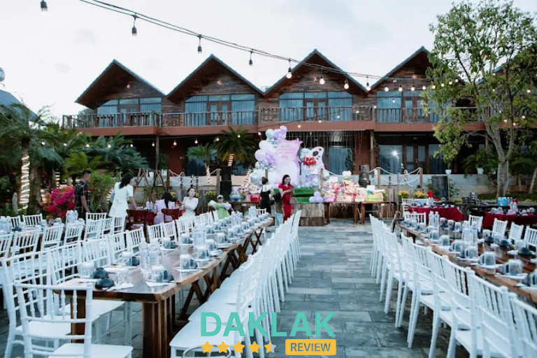 “Không gian Thủy Mộc Garden Ea Kar bày tiệc ngoài trời, bàn ghế trắng sang trọng, đèn trang trí và khu sân vườn rộng thoáng.”