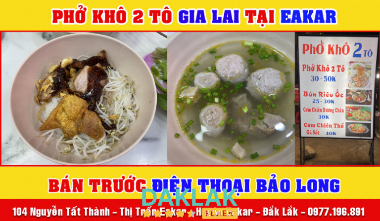 “Phở khô hai tô Gia Lai tại Ea Kar với tô phở trộn và tô nước dùng riêng, kèm bảng menu và địa chỉ quán.”