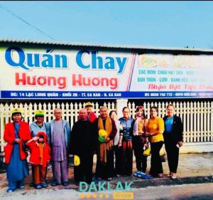 “Quán chay Hương Hương trên đường Lạc Long Quân – góc nhỏ nhưng ấm áp, ai ghé cũng thấy thân quen.”