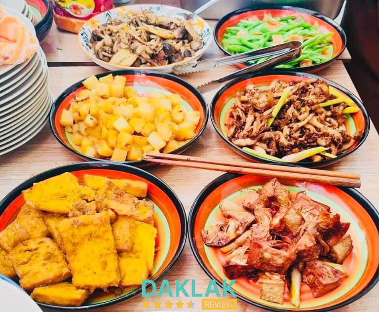 “Mâm đồ chay của quán: đơn giản, sạch sẽ mà thơm kiểu nhà làm.”