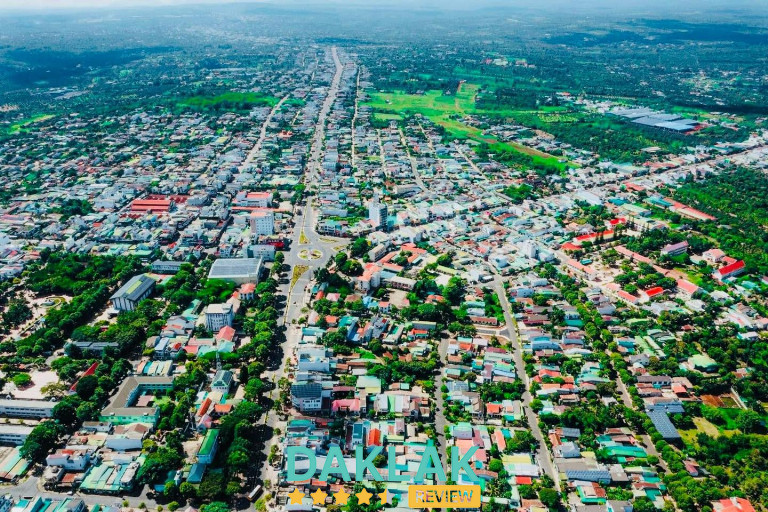 Toàn cảnh Thị xã Buôn Hồ nhìn từ trên cao, với khu dân cư trải dài và nhiều mảng xanh của Tây Nguyên.