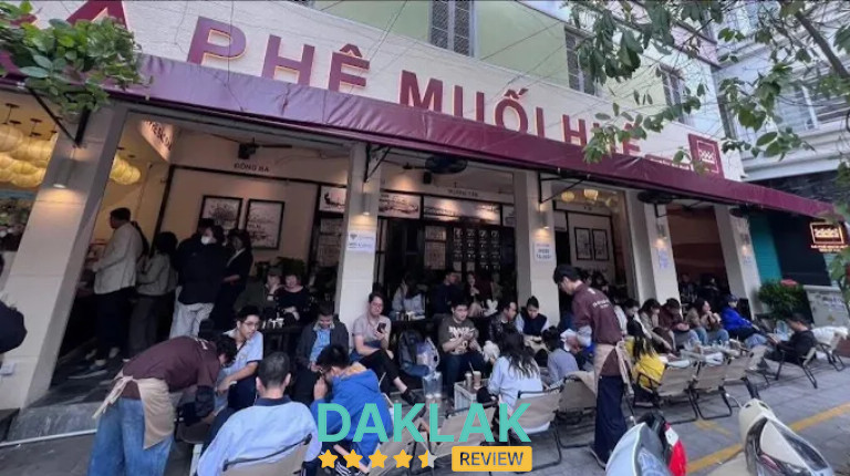 Quán Cà Phê Muối Huế Buôn Ma Thuột đông khách, ngồi kín khu vực vỉa hè phía trước