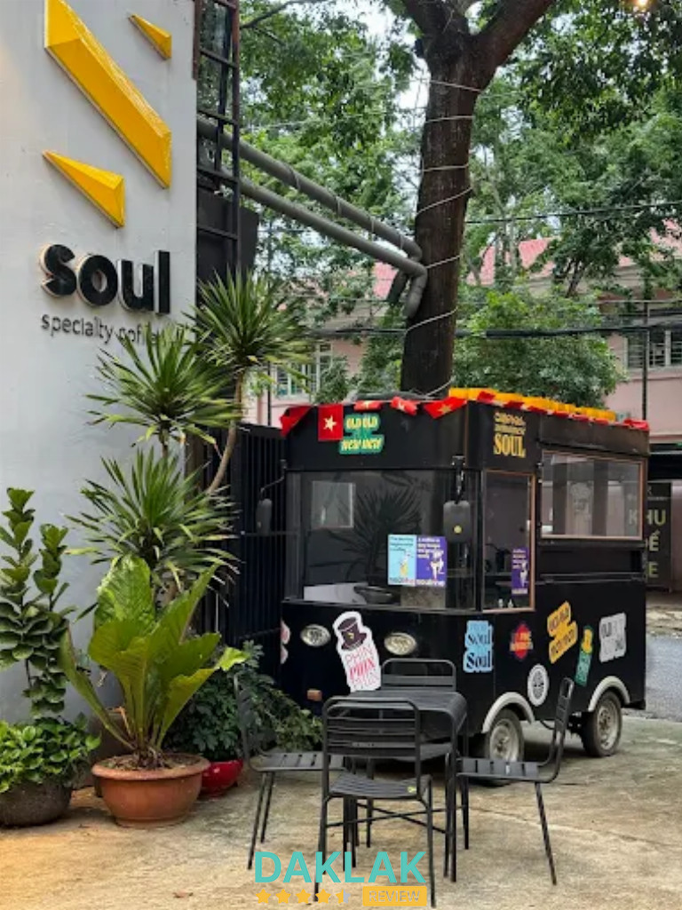 Xe cà phê Soul Fine Robusta đặt dưới tán cây xanh tại Buôn Ma Thuột