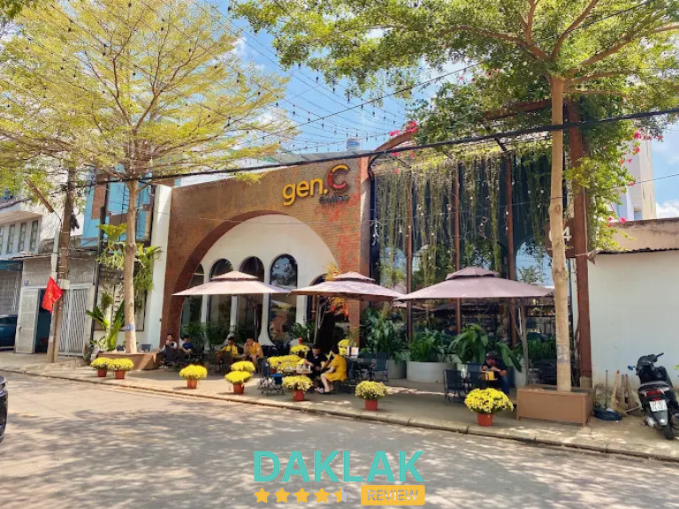 Mặt tiền quán gen.C Coffee Buôn Ma Thuột với không gian ngoài trời nhiều cây xanh