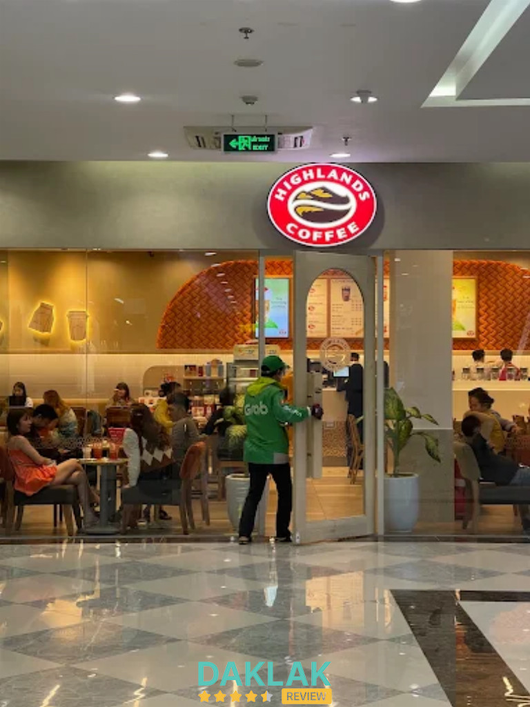 Không gian quán Highlands Coffee bên trong trung tâm thương mại tại Buôn Ma Thuột