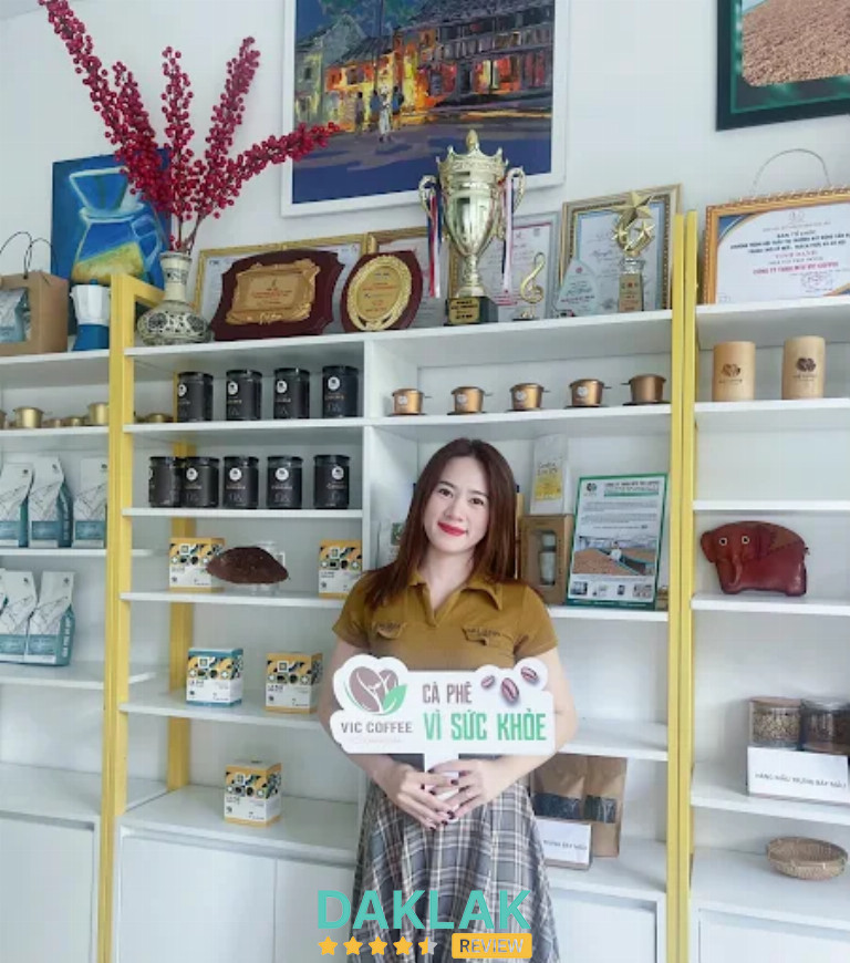 Không gian trưng bày sản phẩm Vic Coffee với quầy kệ và bảng “Cà phê vì sức khỏe” tại Buôn Ma Thuột