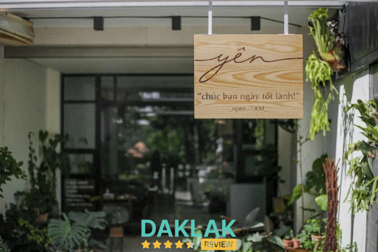 Bảng gỗ treo trước quán Yên Coffee với không gian xanh và yên tĩnh tại Buôn Ma Thuột