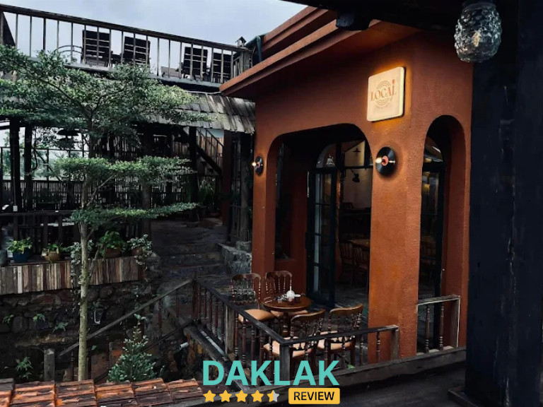 Quán Local – Cafe & Vinyl với không gian gỗ ấm, ban công nhỏ và cây xanh bao quanh