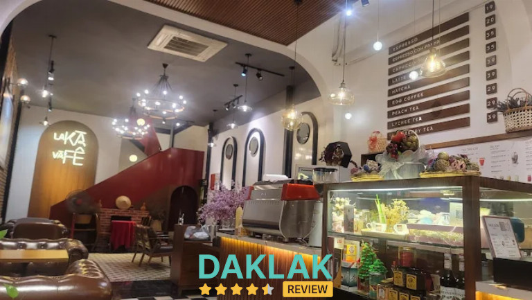 Không gian bên trong TOI KAFE với quầy pha chế, ánh đèn ấm và khu ngồi thoải mái