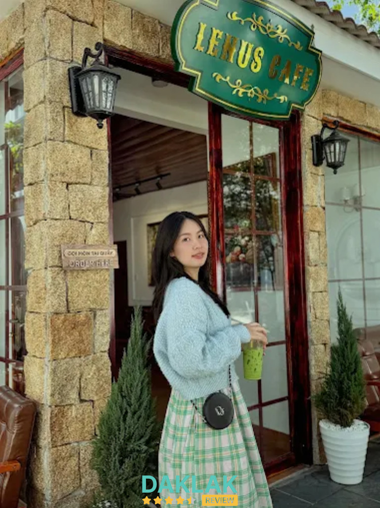 Lenus café với bảng hiệu xanh và không gian cổ điển