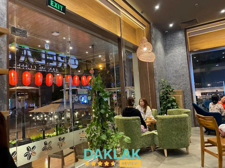 ReLa'k Vincom Buôn Ma Thuột với không gian trong nhà, ghế xanh và không khí trò chuyện nhẹ nhàng