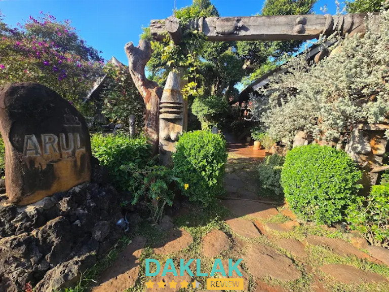 ARUL HOUSE với lối vào đá tự nhiên, tượng gỗ và không gian xanh mang chất Tây Nguyên