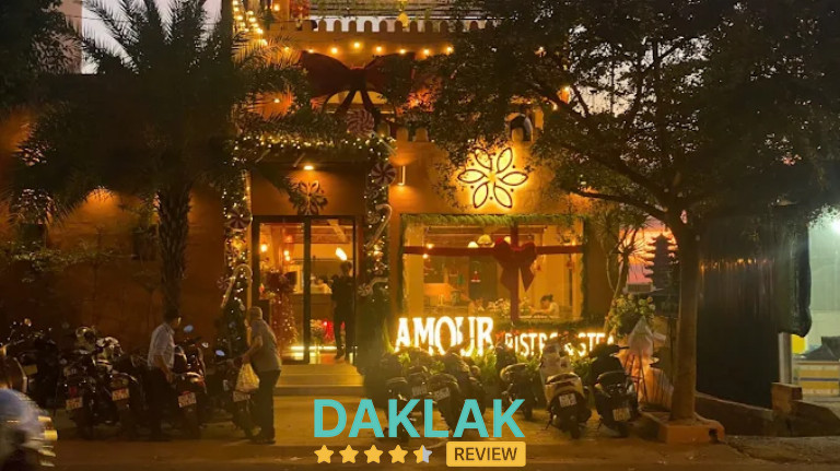 AMOUR Bistro & Cafe với mặt tiền lung linh ánh đèn và không khí ấm áp buổi tối