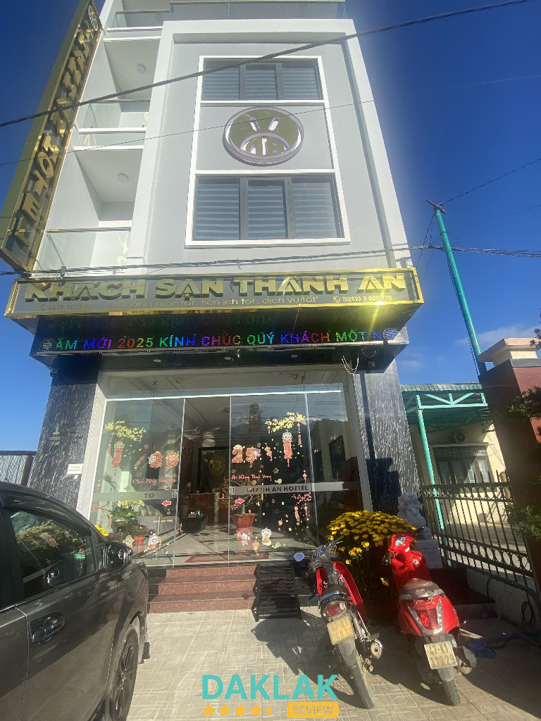 Mặt tiền Khách sạn Thành An Krông Bông Đắk Lắk với bảng hiệu nổi bật và không gian phía trước sáng sủa