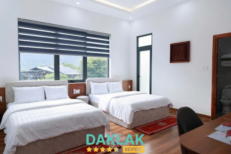 Phòng đôi rộng rãi tại Khách sạn Thành An Krông Bông với hai giường lớn, cửa sổ thoáng và nội thất sạch sẽ