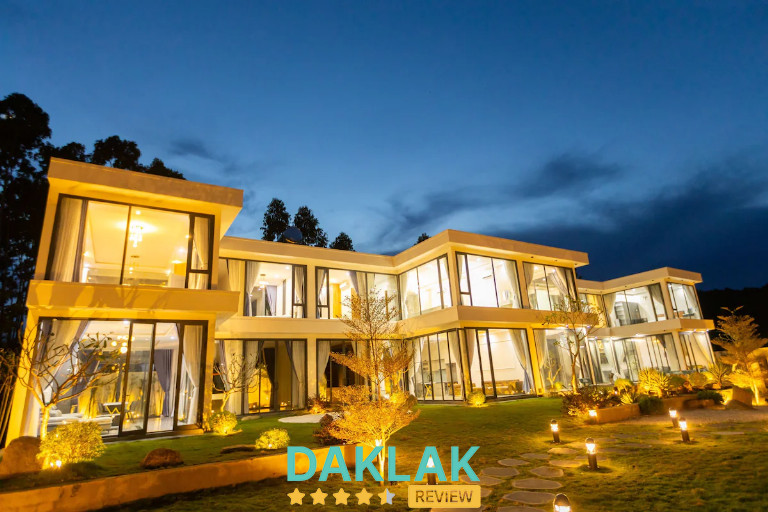 TKH Resort Krông Bông về đêm với khu biệt thự kính hiện đại và sân vườn được thắp sáng lung linh