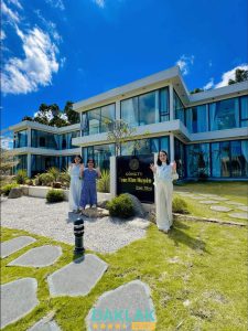 Làng Biệt Thự Trần Kim Huyền Krông Bông với kiến trúc kính hiện đại và du khách check-in trước khu biệt thự