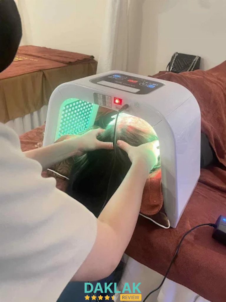 SPA GM HEALTHY thực hiện phun xăm với thiết bị hỗ trợ, chú trọng sự ổn định và an toàn trong quá trình làm