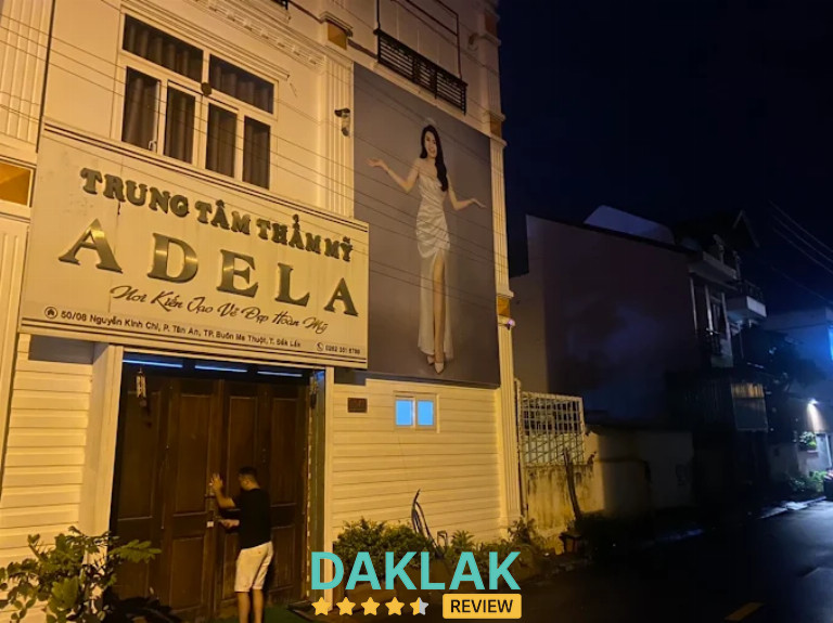 Trung tâm thẩm mỹ Adela Buôn Ma Thuột với không gian bên ngoài buổi tối
