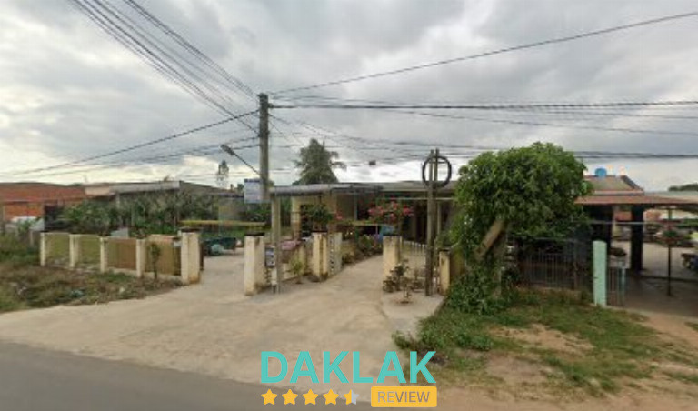 Mặt tiền Nhà nghỉ Song Hỷ tại Krông Bông với cổng rào, sân rộng và khuôn viên cây xan