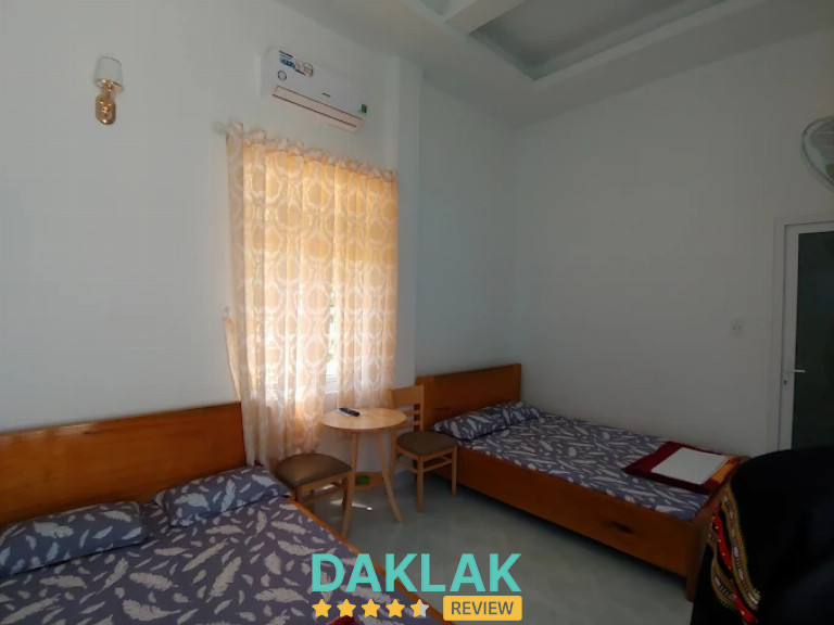 Phòng đôi tại Nhà nghỉ Song Hỷ với hai giường gỗ, máy lạnh và cửa sổ rèm sáng