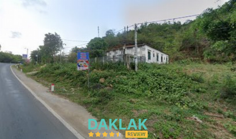 Ngôi nhà nhỏ nằm trên sườn đồi cạnh đường lớn