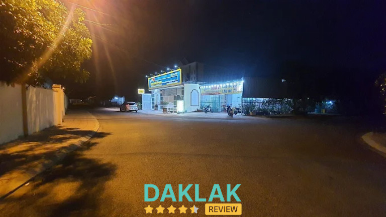 Biển hiệu Nhà Nghỉ Kiều Hoa phát sáng vào ban đêm