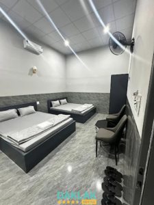 Phòng nghỉ có hai giường đôi và máy lạnh