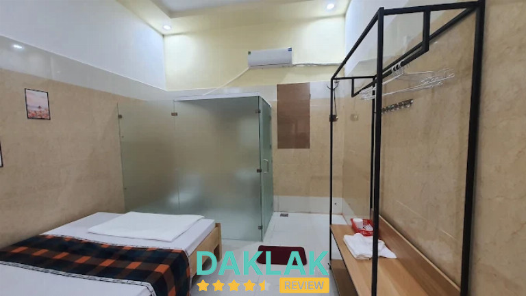 Phòng nghỉ tại nhà nghỉ Tâm Anh Krông Bông, phòng sạch sẽ có máy lạnh và phòng tắm kính riêng