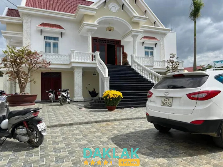 Mặt tiền nhà nghỉ AL 24/24 với cầu thang lớn, sân đậu xe rộng và khuôn viên phía trước