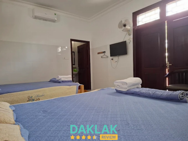 Phòng nghỉ tại nhà nghỉ AL 24/24 có giường đôi, máy lạnh, tivi treo tường và khăn tắm sẵn