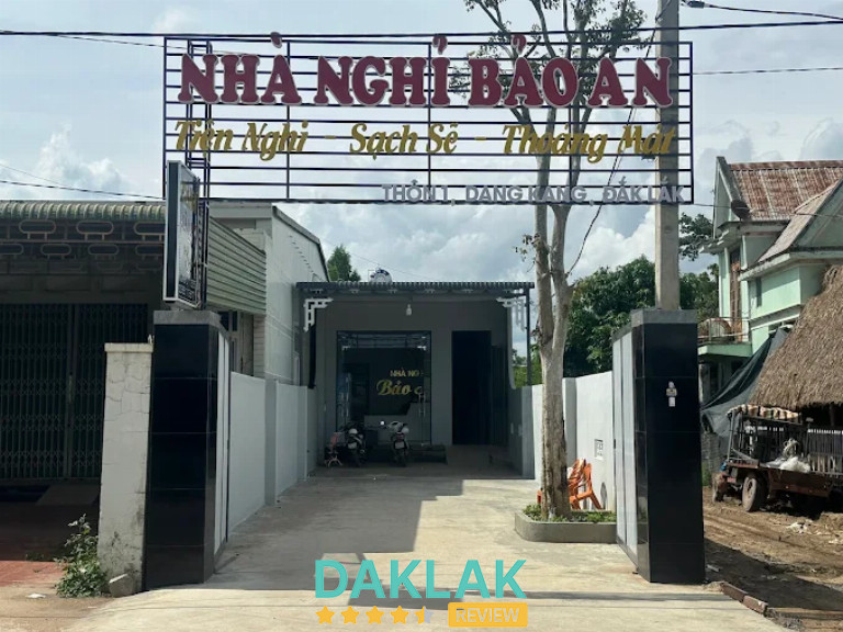 Cổng vào nhà nghỉ Bảo An tại thôn Đăng Kang Đắk Lắk, lối xe chạy thẳng vào sân