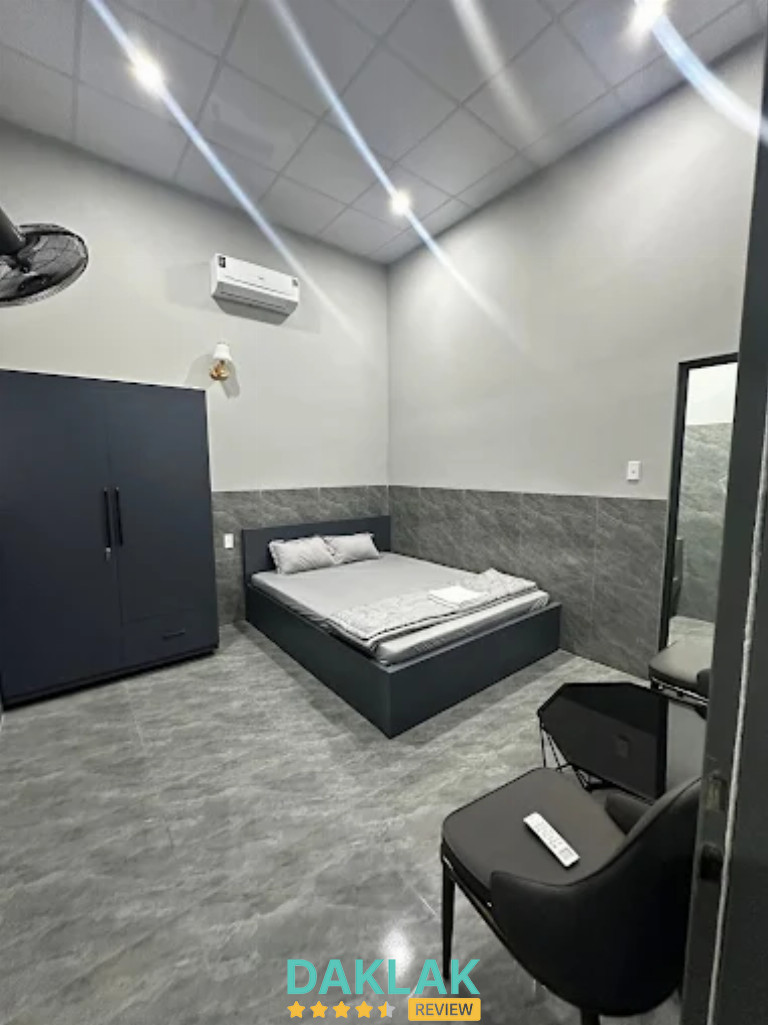 Phòng nghỉ nhà nghỉ Bảo An có giường lớn, máy lạnh, tủ quần áo và ghế ngồi