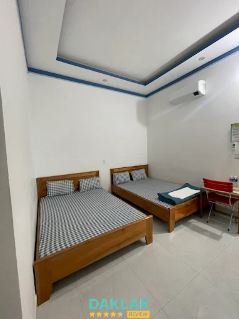 Phòng nghỉ nhà nghỉ 79 có hai giường đơn, máy lạnh và bàn nhỏ trong phòng
