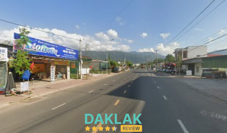 Mặt đường trước nhà nghỉ karaoke Nhớ với bảng hiệu ven quốc lộ và khu dân cư xung quanh